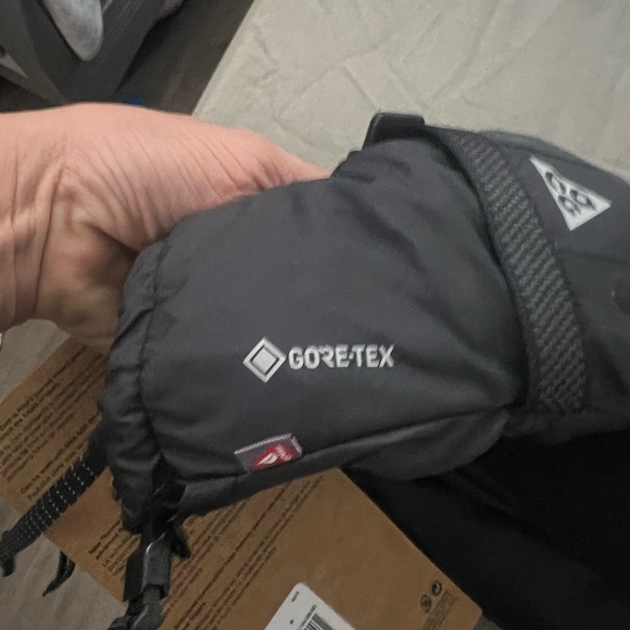 Nike ACG Goretex Prima Loft Mittens - Picture 2 of 6